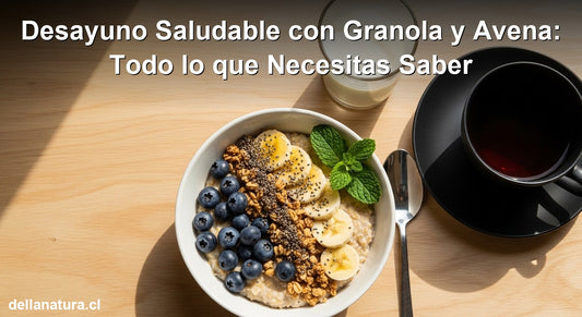 Desayuno saludable con granola y avena, frutas frescas y té negro en mesa de madera