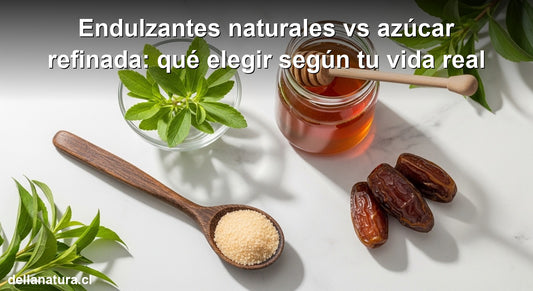 Endulzantes naturales stevia, miel, azúcar de coco y dátiles sobre mármol blanco